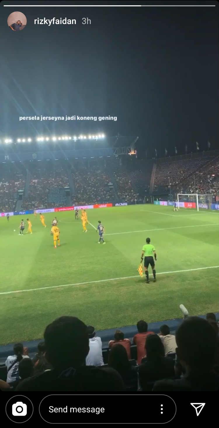 Rizky Faidan menonton laga Persib vs Persela via live streaming, meski saat itu ia tengah duduk di tribun i-Mobile Stadium untuk menyaksikan laga klasik antara Buriram United vs Thai Port FC. Copyright: Instagram/Rizky Faidan