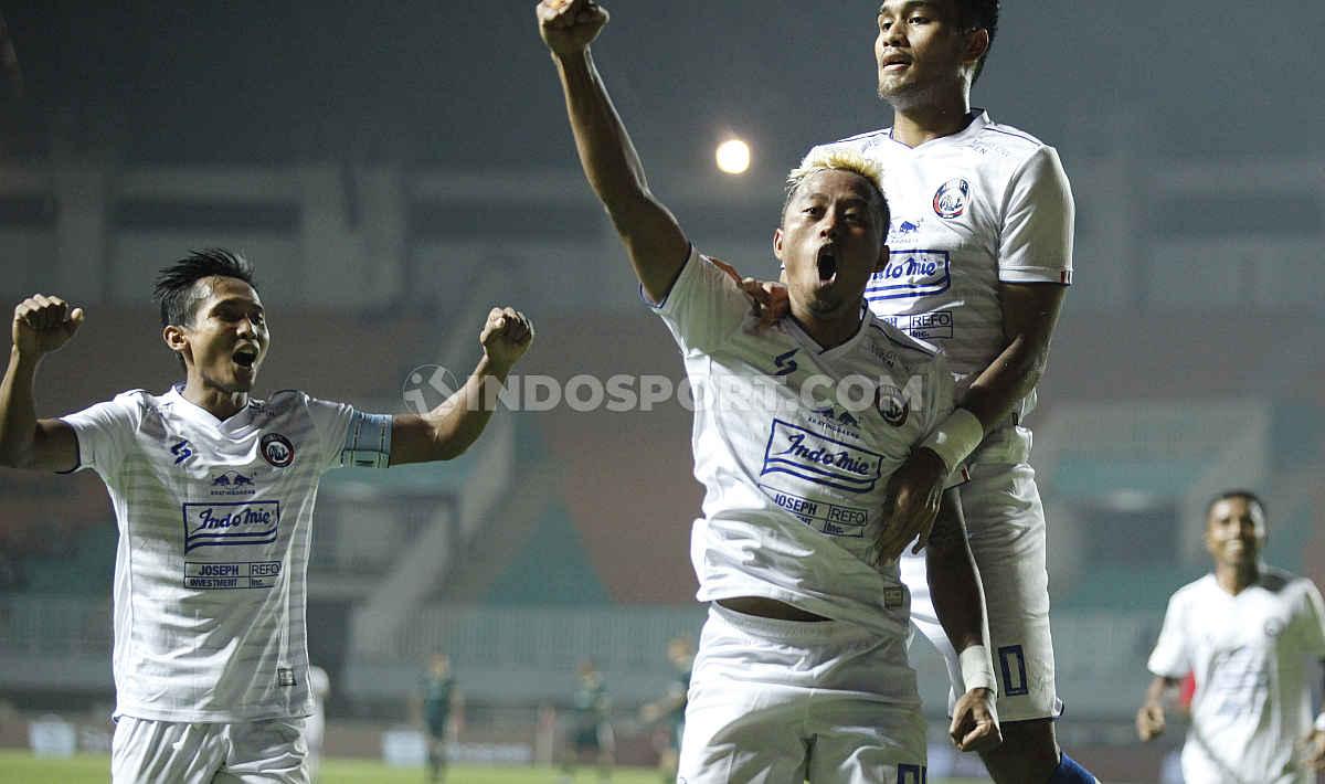 Selebrasi pemain Arema FC usai Kushedya Yudo mencetak gol.