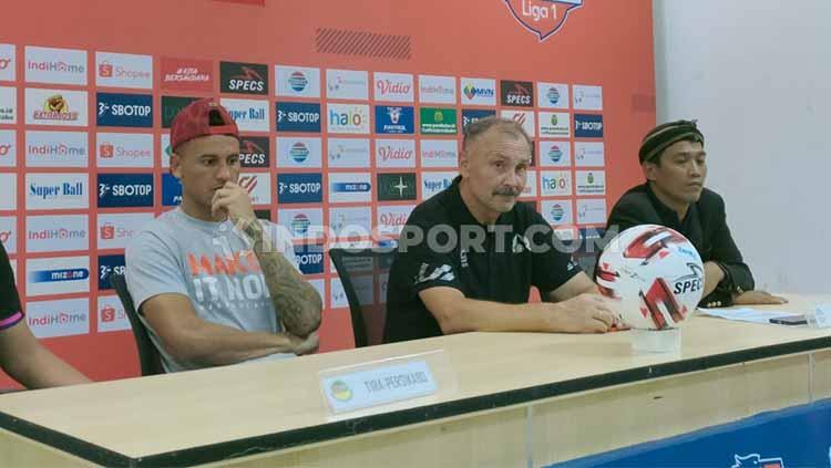 Pelatih Tira Persikabo, Igor Nikolayevich Kriushenko, dan pemain Tira Persikabo, Alex dos Santos.