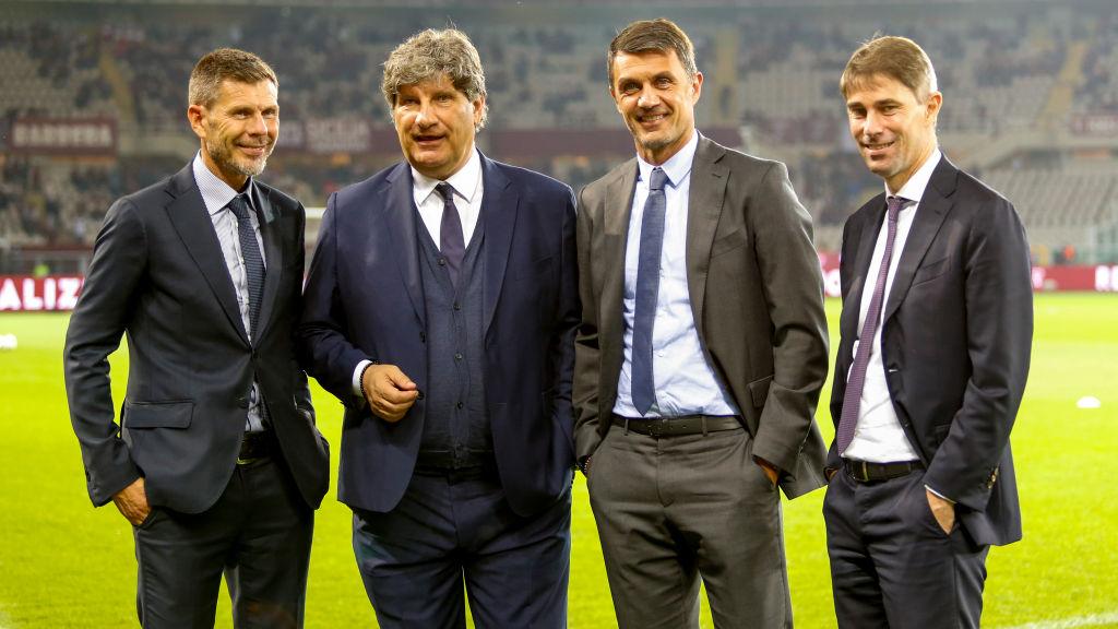 Zvonimir Boban (kiri) bersama dengan Paolo Maldini (kedua kanan) berpose di pinggir lapangan San Siro