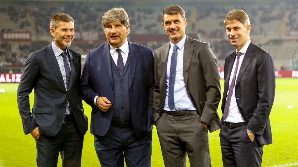 Direktur teknis AC Milan, Paolo Maldini (kedua dari kanan), memberikan respons tak terduga setelah dirinya mendapat kritik dari Massimiliano Mirabelli. - INDOSPORT