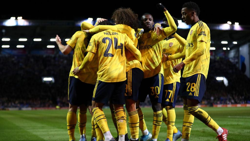 Sokratis Papastathopoulos merayakan golnya bersama para rekannya di laga Piala FA Portsmouth vs Arsenal