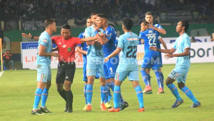 Laga antara Persib Bandung vs Persela Lamongan pada laga kandang Liga 1 2020 di Stadion Si Jalak Harupat, Kabupaten Bandung, Minggu (01/03/2020).