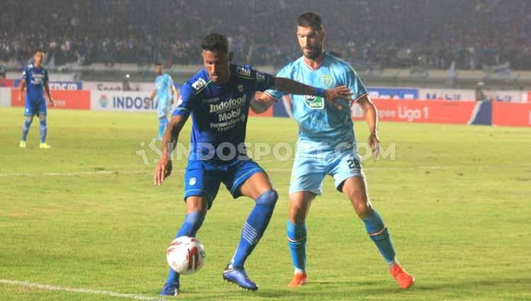 Laga antara Persib Bandung vs Persela Lamongan pada laga kandang Liga 1 2020 di Stadion Si Jalak Harupat, Kabupaten Bandung, Minggu (01/03/2020). Copyright: Arif Rahman/INDOSPORT