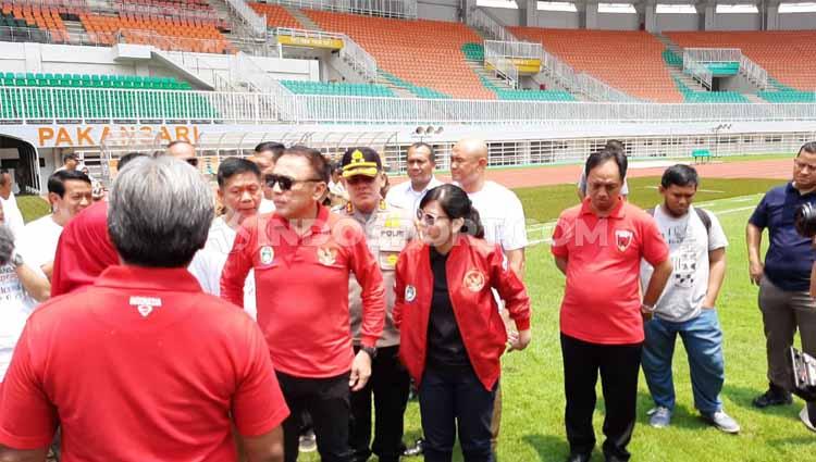 Ketua Umum PSSI, Mochamad Iriawan didampingi Sekjen PSSI, Ratu Tisha Destria bersama Bupati Kabupaten Bogor Ade Yasin melihat kesiapan Stadion Pakansari. - INDOSPORT