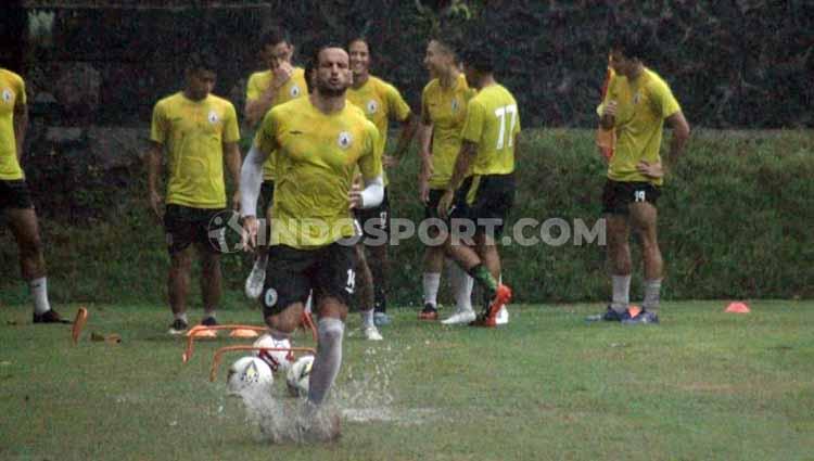 Pemandangan unik terlihat dalam latihan klub Liga 1 PSS Sleman setelah Alfonso De La Cruz ikut ambil bagian dalam sesi tersebut.