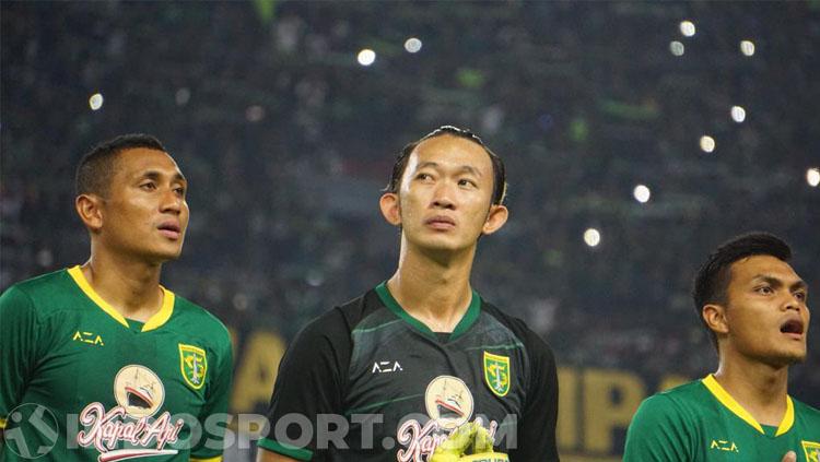 Rivky Mokodompit (tengah), kiper utama Persebaya Surabaya