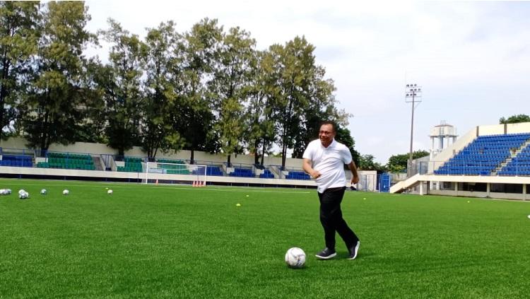 Plt. Wali Kota Medan, Akhyar Nasution, saat menjajal bola di Stadion Citarum, Semarang, Selasa (3/3/20).