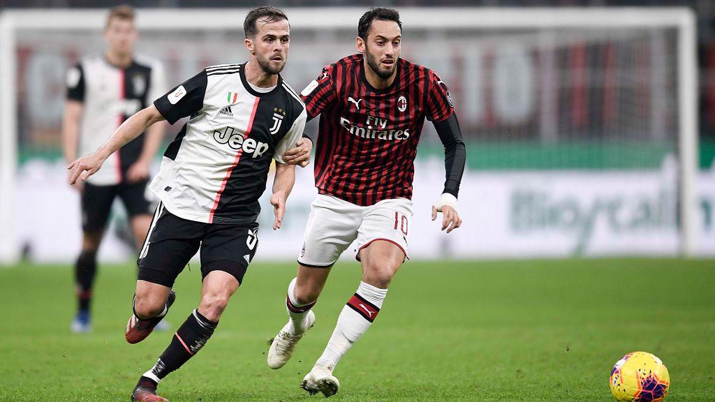 Hakan Calhanoglu (kanan) ketika berduel dengan Miralem Pjanic di ajang semifinal leg pertama Coppa Italia antara AC Milan vs Juventus