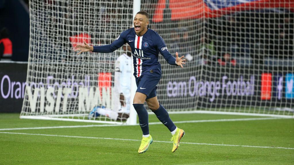 Striker Paris Saint-Germain, Kylian Mbappe merayakan golnya ke gawang Lyon di Semifinal Piala Prancis Copyright: Jean Catuffe/Getty Images