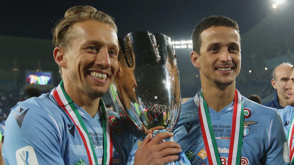 Lucas Leiva (kiri) merengkuh Piala Super Italia bersama Lazio.