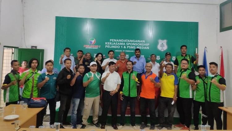 Kelompok suporter PSMS Medan foto bersama dengan pengurus dan Panpel pertandingan usia rapat menjelang kick-off Liga 2 2020.