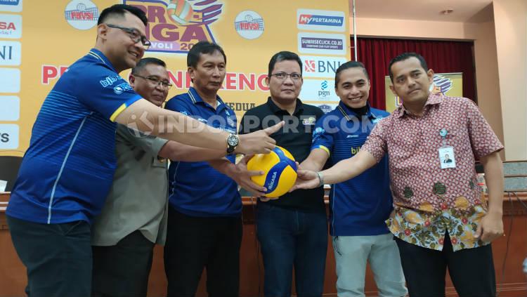 Manajer tim Ayi Subarna, Sekum PBVSI Jawa Barat HM Rois, Ketua tim Bandung bjb Tandamata Tachyan Iskandar, Wakil Direktur Proliga Regi Nelwan, Kapten tim Bandung bjb Tandamata Aprilia Manganang, Humas bank bjb Sonny Permana seusai konfrensi pers persiapan