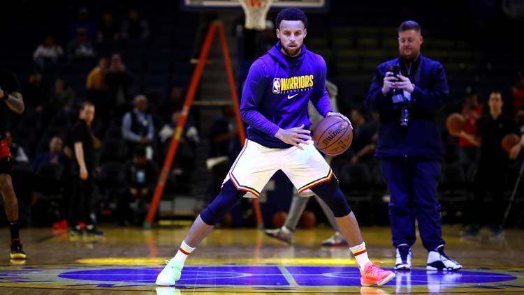 Kembali dengan tampil mencolok, pemain megabintang Golden State Warriors, Stephen Curry gunakan sepatu beda warna. - INDOSPORT