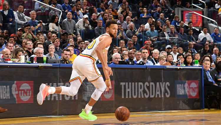Setiap Stephen Curry memegang bola, pendukung tim basket NBA, Golden State Warriors langsung memberikan sorakan pujian untuknya. Copyright: Noah Graham/GettyImages