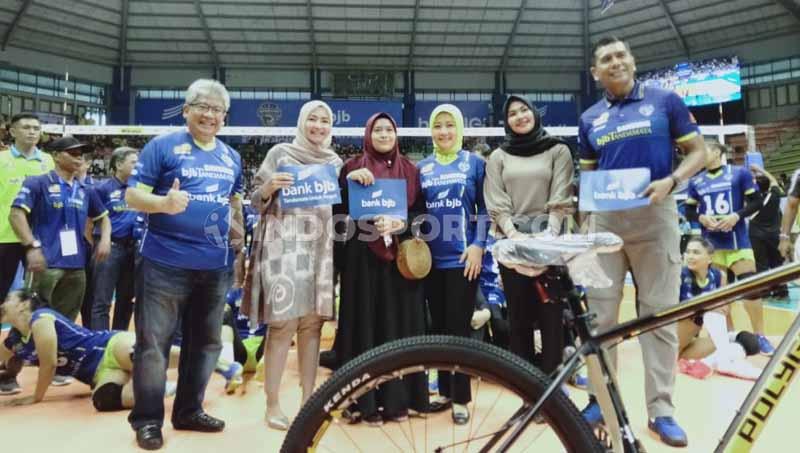 Mewakili Ridwan Kamil yang berhalangan hadir, Ibu Gubernur Jawa Barat, Atalia Praratya Kamil hadir untuk mendukung tim kebanggaan Bandung, Bandung BJB Tandamata, di Proliga 2020.