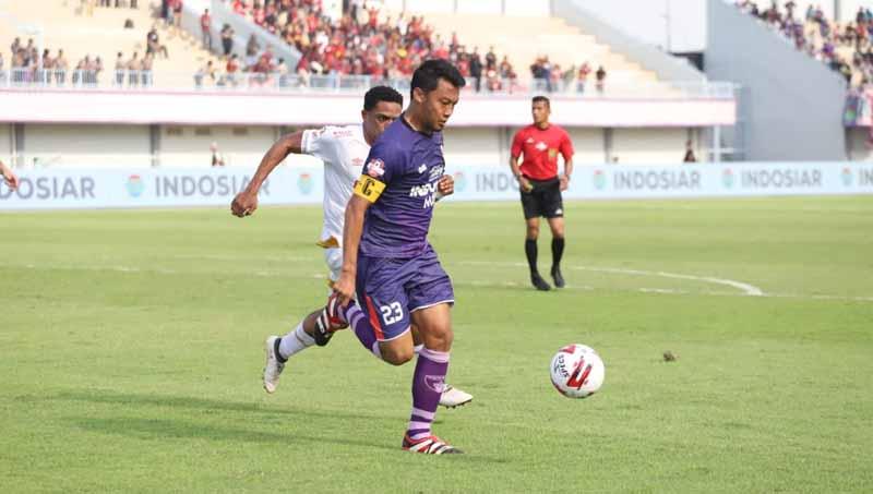 Aksi kapten Persita, Hamka Hamzah saat lawan PSM Makassar.