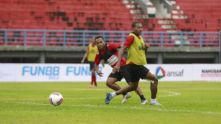 Manajemen Persipura Jayapura meminta PT LIB dan PSSI untuk benar-benar konsisten, jika Liga 1 nantinya digelar dengan format home tournament.