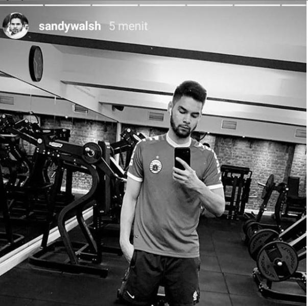 Sandy Walsh menggunakan jersey Persija Jakarta di tempat gym. Copyright: Instagram/sandywalsh