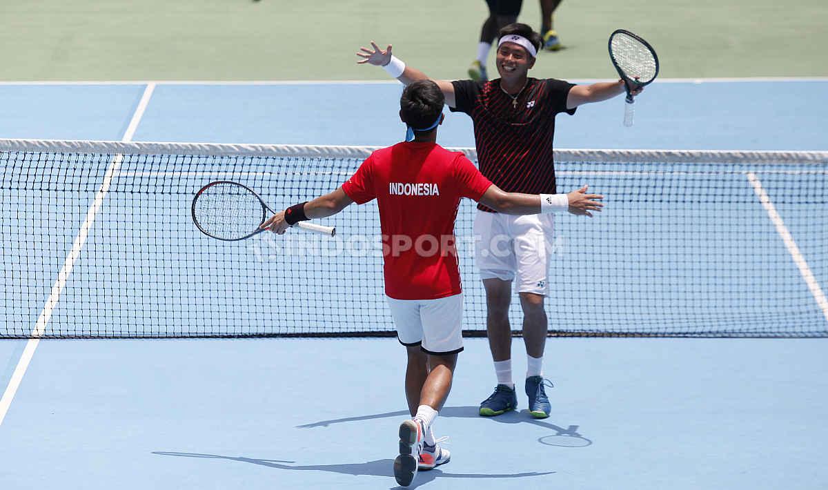 Pasangan Indonesia, David Agung Susanto/Christopher Rungkat berhasil mengalahkan pasangan Kenya, Ibrahim K Yego/Ismael Mzai 7-6, 7-6, 7-6 pada hari kedua Davis Cup World Group II Play-off 2020 di GBK Center Court, Jakarta, Sabtu (07/03/20).