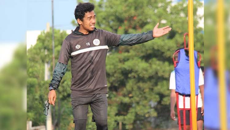 Pelatih KS Tiga Naga Feryandes Rozialta. Copyright: Instagram@ojikfr