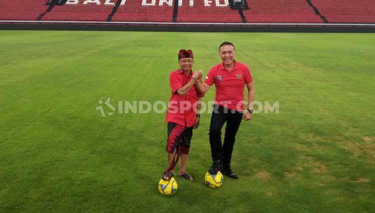 Gubernur Bali I Wayan Koster (kiri) bersama ketua umum PSSI Mochamad Iriawan (kanan) di Stadion Kapten I Wayan Dipta Gianyar. - INDOSPORT