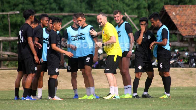Dejan Antonic saat memimpin sesi latihan klub Liga 1, PSS Sleman.