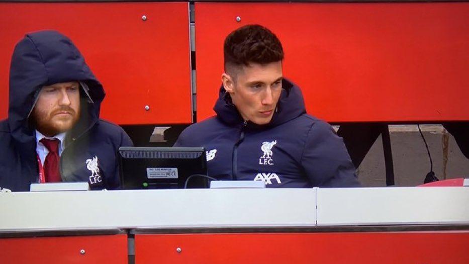 Harry Wilson mengenakan jaket Liverpool