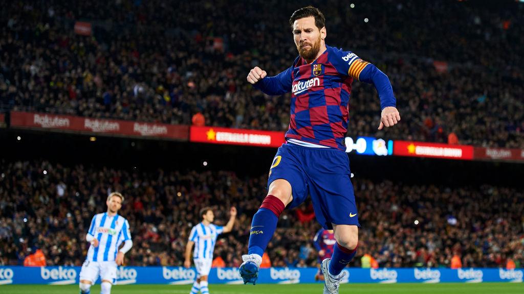 Lionel Messi berselebrasi usai mencetak gol penalti di laga Barcelona vs Real Sociedad Copyright: Silvestre Szpylma/Quality Sport Images/Getty Images