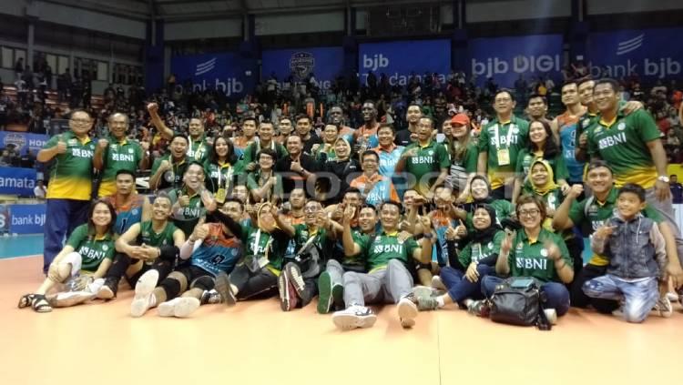 Jakarta BNI 46 sukses keluar sebagai pemenang setelah adu ketangguhan dengan sang juara terdahulu, Surabaya Bhayangkara Samator (SBS) dalam pertarungan yang sangat sengit pada laga terakhir seri dua putaran kedua Proliga 2020. - INDOSPORT