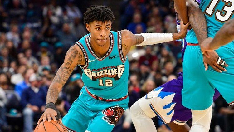 Pemain tim NBA Memphis Grizzlies, Ja Morant, sukses mengecoh pertahanan Atlanta Hawks. - INDOSPORT