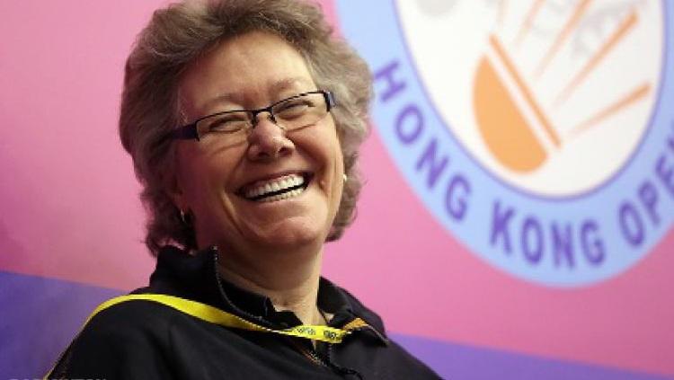 Komentator Federasi Bulu Tangkis Dunia (BWF), Gillian Clark atau Oma Gill pasang senyum semringah saat dirinya turut banjir hadiah dari fans Indonesia.