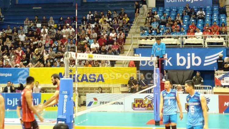 Pertarungan antara Palembank Bank Sumselbabel (PBS) melawan Jakarta Pertamina Energi (JPE) di Proliga 2020.