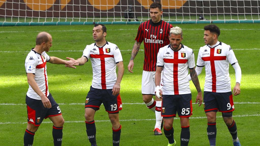 Pemain Genoa, Goran Pandev (kiri) merayakan golnya ke gawang AC Milan Copyright: Marco Luzzani/Getty Images