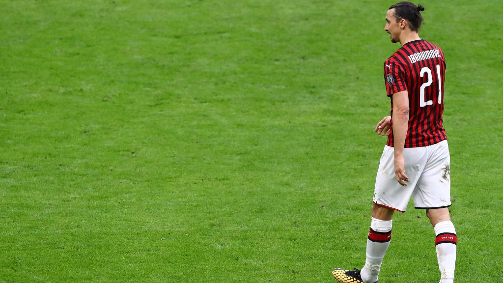 Zlatan Ibrahimovic tampak lesu usai AC Milan dikalahkan Genoa di Serie A Italia Copyright: Marco Luzzani/Getty Images