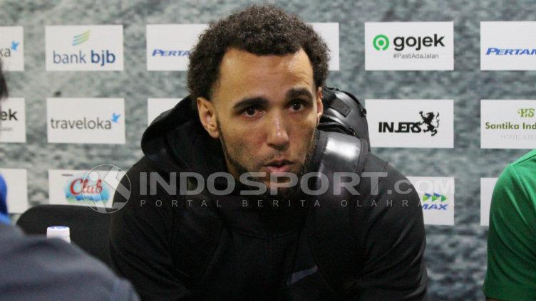 Pelatih Pasific David Reynald Singleton mengeluhkan kepemimpinan wasit.