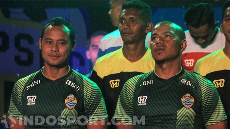 Atep dan Tantan resmi diperkenalkan tim PSKC Cimahi sebagai pemain anyarnya untuk mengarungi kompetisi Liga 2 2020 pada saat launching tim dan jersey di Stadion Sangkuriang, Kota Cimahi, Minggu (08/03/2020). Copyright: Arif Rahman/INDOSPORT