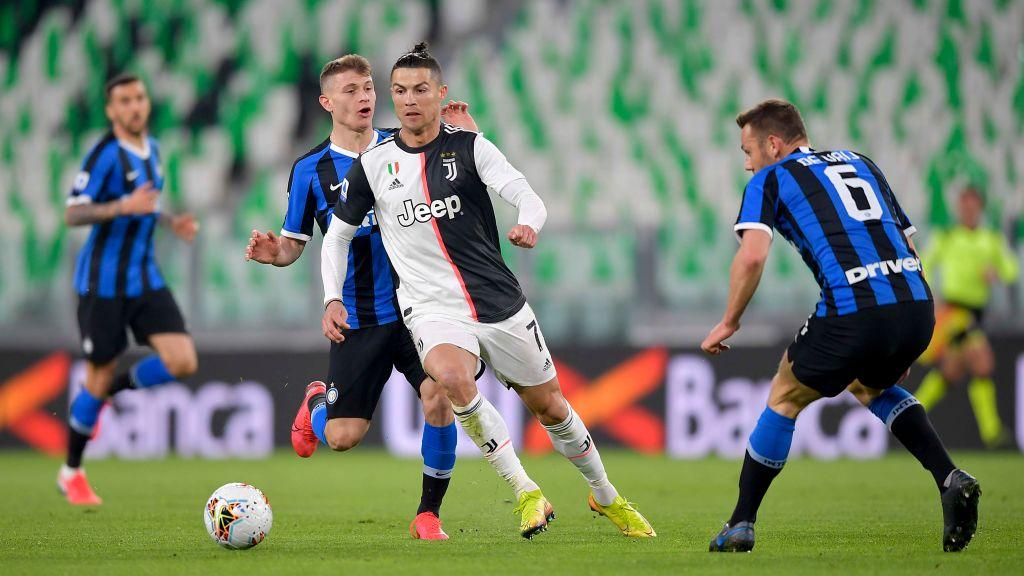Cristiano Ronaldo (tengah) mendapatkan pengawalan dari pemain Inter Milan, Nicola Barella Copyright: Daniele Badolato - Juventus FC/Juventus FC via Getty Images