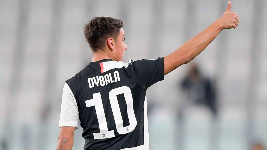 Francesco Totti siap serahkan nomor keramatnya agar Paulo Dybala pindah ke AS Roma. Siapa saja bintang Giallorossi yang akan tersingkir dengan kehadiran Dybala? - INDOSPORT