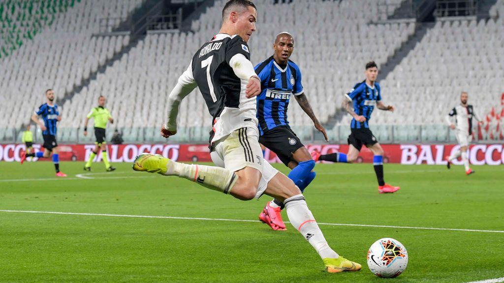 Cristiano Ronaldo saat dijaga oleh Ashley Young di laga Juventus vs Inter Milan