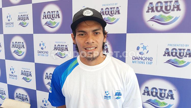Gelandang klub Liga 1 PSM Makassar, Rasyid Bakri, hadir memberikan motivasi untuk pesepakbola muda diajang Aqua DNC 2020 Regional Makassar, Minggu (08/03/20). - INDOSPORT