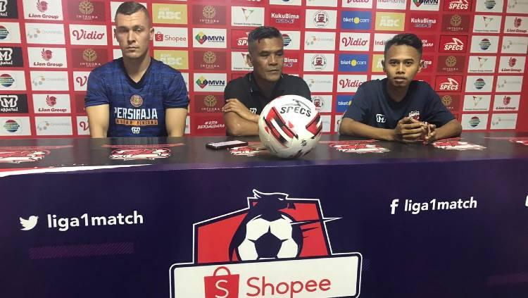 Pelatih Persiraja Banda Aceh, Hendri Susilo (tengah), didampingi pemain asingnya, Adam Mitter (kiri), dalam temu pers jelang pertandingan melawan Madura United.