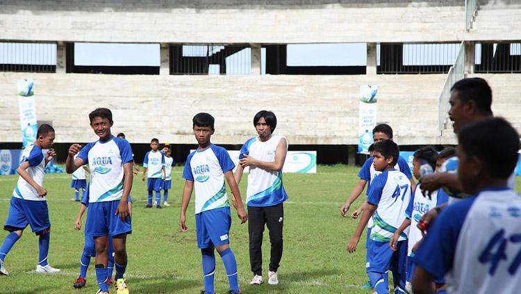 Legenda hidup klub Liga 1 PSM Makassar, Syamsul Chaeruddin (tengah), menjadi pelatih pada kegiatan Soccer Training Aqua DNC 2020 Regional Makassar di Stadion Barombong, Makassar (08/03/20).