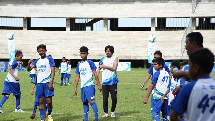 Legenda hidup klub Liga 1 PSM Makassar, Syamsul Chaeruddin (tengah), menjadi pelatih pada kegiatan Soccer Training Aqua DNC 2020 Regional Makassar di Stadion Barombong, Makassar (08/03/20). - INDOSPORT