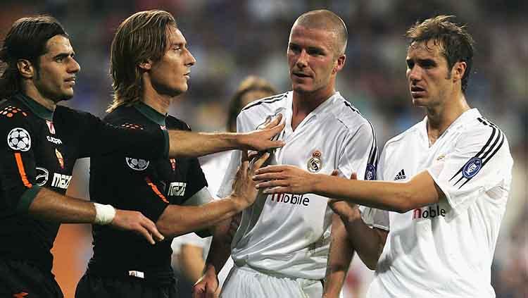 Ivan Helguera (paling kanan) saat masih menjadi rekan setim David Bckham di Real Madrid. Copyright: Shaun Botterill/Getty Images