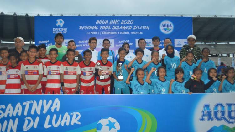 SSB IM Ternate Merah (merah-putih) dan SSB Gallarang (biru) menjadi juara pertama kategori Putra dan Putri Aqua DNC 2020 Regional Sulsel di Stadion Barombong, Makassar, Minggu (08/03/20).