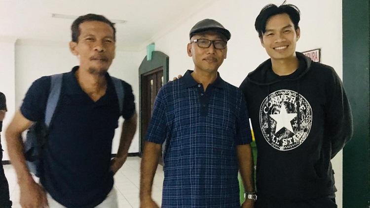 Juan Revi (kanan) didampingi Pelatih Kepala PSHW Yusuf Ekodono (kiri) dan Manajer PSHW Suli Daim (tengah) usai laga uji coba di Stadion Gelora Delta Sidoarjo, Sabtu (7/3/20).