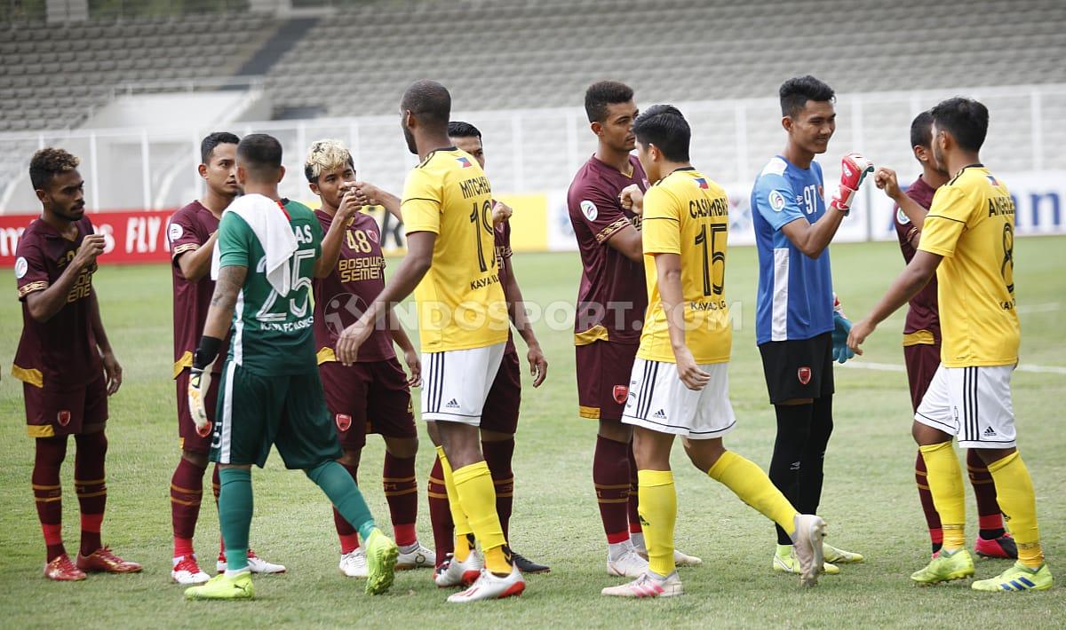 Pemain PSM Makassar dan Kaya FC saling berjabat tangan sebelum memulai pertandingan penyisihan Grup H Piala AFC 2020.