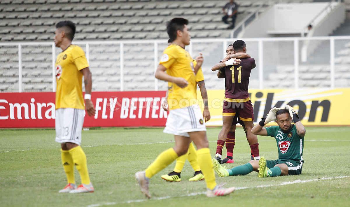 Ekspresi kekecewaan kiper Kaya FC saat gawangnya dibobol penyerang PSM Makassar, Osas Saha.