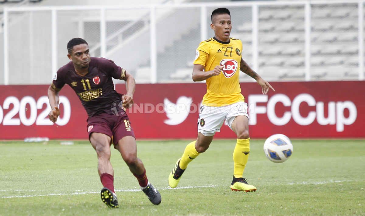 Proses gol yang diciptakan penyerang PSM Makassar, Osas Saha (kiri) ke gawang Kaya FC pada laga Piala AFC 2020 gup H di Stadion Madya Senayan, Selasa (10/03/20). - INDOSPORT